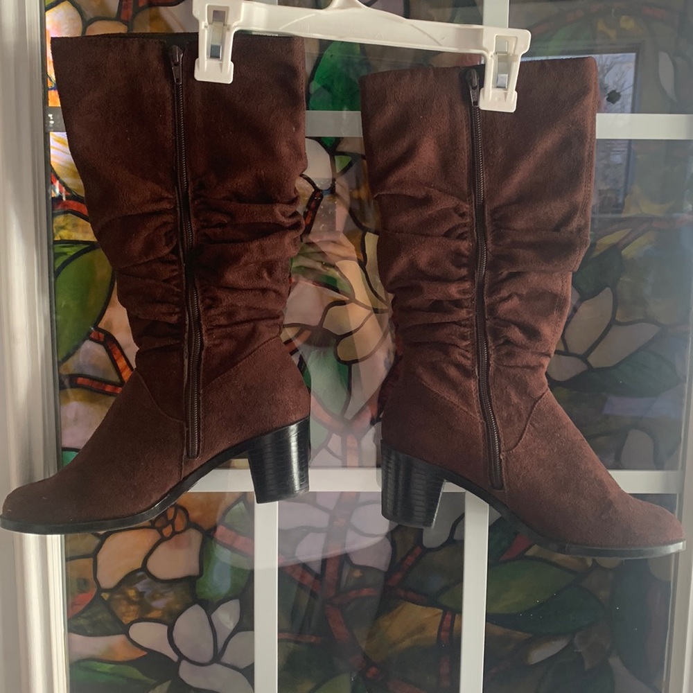 White stag brown boots NWOT